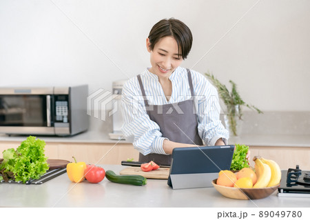 キッチン　料理　タブレット　女性 89049780