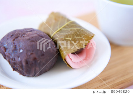 おはぎと桜餅と温かいお茶 89049820