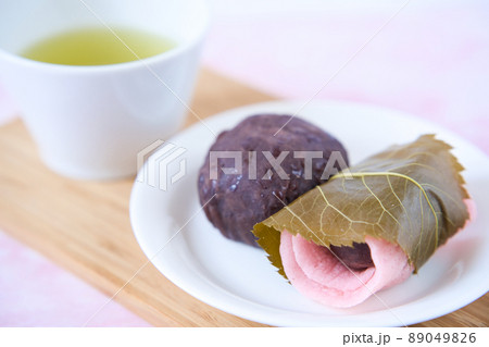 おはぎと桜餅と温かいお茶 89049826