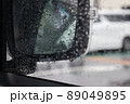車のドアミラーと雨粒 89049895