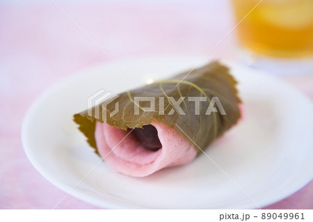 桜餅と冷たい棒ほうじ茶 桜餅と冷たい棒ほうじ茶 89049961