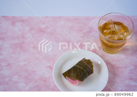 桜餅と冷たい棒ほうじ茶 桜餅と冷たい棒ほうじ茶 89049962