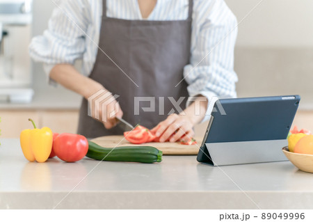 キッチン 料理 野菜 切る 女性 手元 キッチン 料理 野菜 切る 女性 手元 89049996