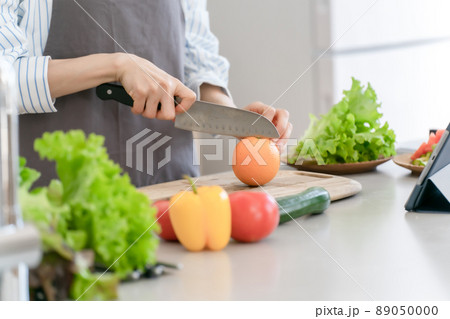 キッチン 料理 野菜 切る 女性 手元 キッチン 料理 野菜 切る 女性 手元 89050000
