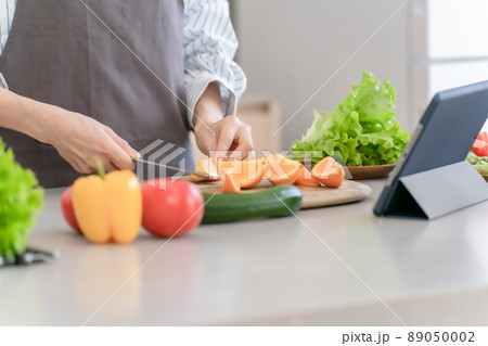 キッチン　料理　野菜　切る　女性　手元 89050002