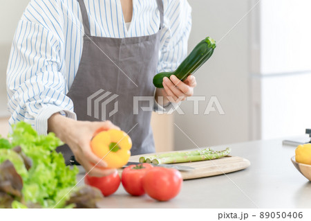 キッチン　野菜　手元　女性　 89050406