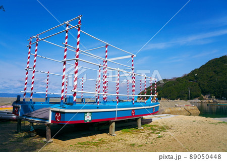 砂浜に置かれている祭りの御座船3　岡山県笠岡市小飛島 89050448