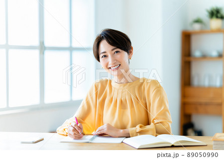 リビングで勉強するミドルの女性 89050990