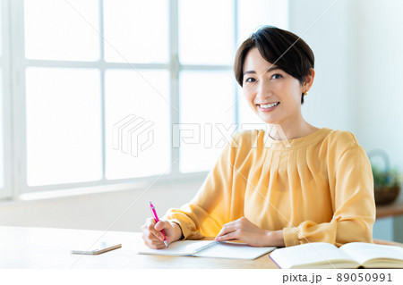 リビングで勉強するミドルの女性 89050991