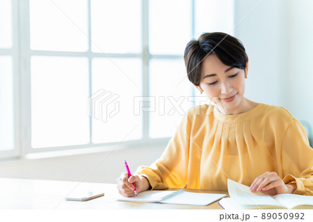 リビングで勉強するミドルの女性 89050992