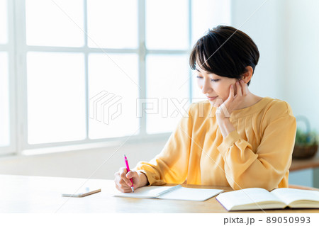 リビングで勉強するミドルの女性 リビングで勉強するミドルの女性 89050993