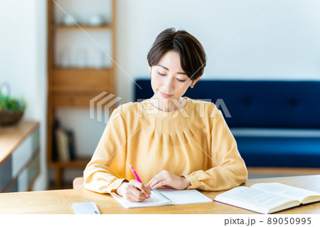 リビングで勉強するミドルの女性 89050995