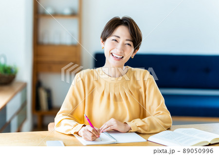 リビングで勉強するミドルの女性 89050996