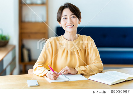 リビングで勉強するミドルの女性 89050997