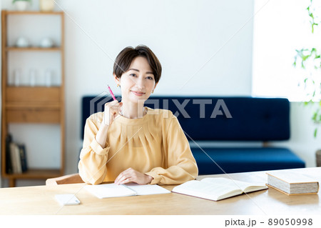リビングで勉強するミドルの女性 89050998