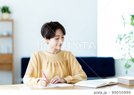 リビングで勉強するミドルの女性 89050999