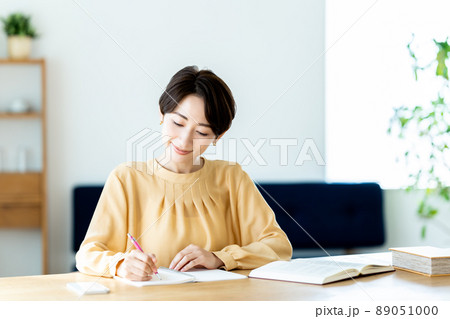 リビングで勉強するミドルの女性 89051000