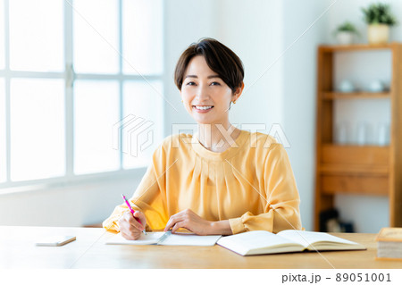 リビングで勉強するミドルの女性 89051001