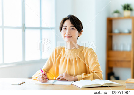 リビングで勉強するミドルの女性 89051004