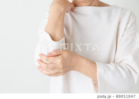 肘を押さえるミドル女性 89051047