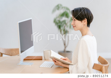 ミドル女性　ライフスタイル　パソコン 89051274