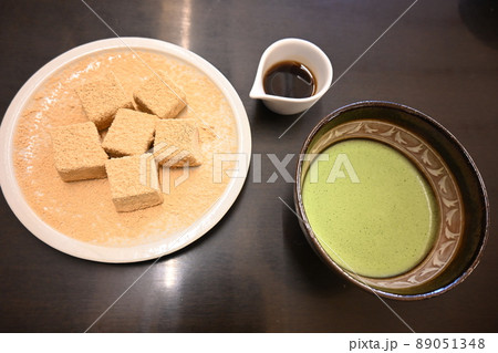わらび餅に抹茶を添えて わらび餅に抹茶を添えて 89051348