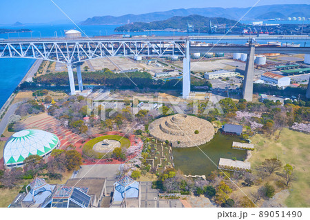 香川県坂出市の瀬戸大橋記念公園と瀬戸中央自動車道(瀬戸大橋付近)を見る 香川県坂出市の瀬戸大橋記念公園と瀬戸中央自動車道(瀬戸大橋付近)を見る 89051490