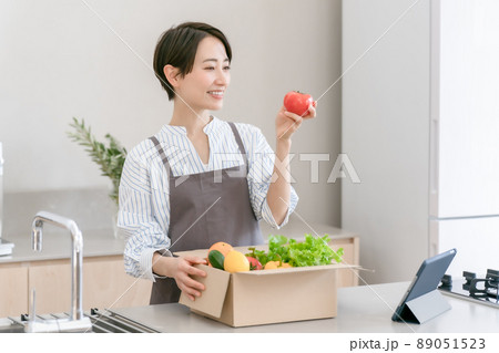 食材　キッチン　ネットスーパー　女性 89051523