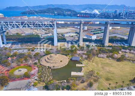 香川県坂出市の瀬戸大橋記念公園と瀬戸中央自動車道(瀬戸大橋付近)を見る 香川県坂出市の瀬戸大橋記念公園と瀬戸中央自動車道(瀬戸大橋付近)を見る 89051590