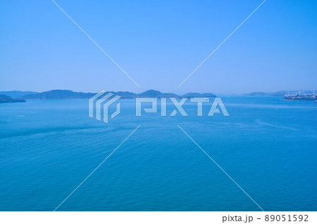 香川県坂出市の瀬戸大橋記念公園から北側(高無防山,向島など)の瀬戸内海を見る 香川県坂出市の瀬戸大橋記念公園から北側(高無防山,向島など)の瀬戸内海を見る 89051592