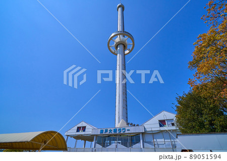 香川県坂出市の瀬戸大橋記念公園の瀬戸大橋タワーを見る 89051594