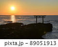 朝日と鳥居 89051913