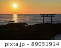 朝日と鳥居 89051914