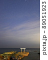 星空と海岸にある鳥居 89051923