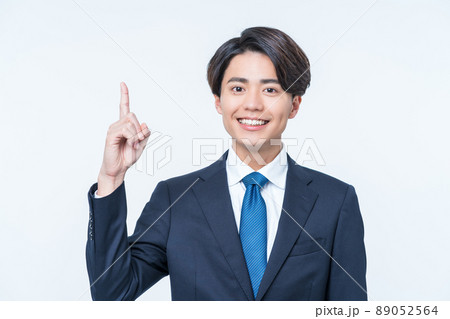 指さしするビジネスマン 指さしするビジネスマン 89052564