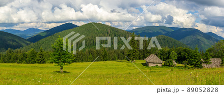 Beautiful nature and a wonderful landscape around a wooden hut, in a clearing located on the slopes of the Carpathian Mountains above Lake Synevyr. Ukraine. 89052828