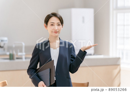 ビジネス 手かざし 案内 女性 不動産 ビジネス 手かざし 案内 女性 不動産 89053266