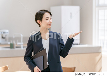ビジネス 手かざし 案内 女性 不動産 ビジネス 手かざし 案内 女性 不動産 89053267