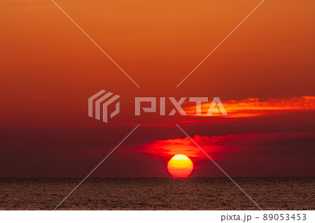 能登 日本海に沈む初夏の夕陽 能登 日本海に沈む初夏の夕陽 89053453
