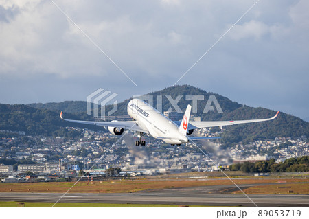 大阪空港を離陸する旅客機・日本航空・A350 大阪空港を離陸する旅客機・日本航空・A350 89053719