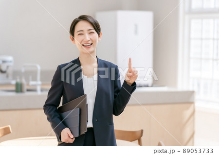 ビジネス 指差し 1番 女性 不動産 ビジネス 指差し 1番 女性 不動産 89053733