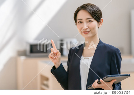 ビジネス　指差し　1番　女性　不動産 89053734