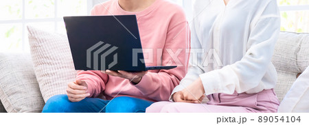 ノートパソコンの画面を見つめる夫婦のイメージカット 89054104
