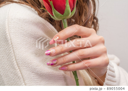 女性とネイル 89055004