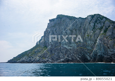 入島禁止の世界遺産「神宿る島」宗像・沖ノ島。 入島禁止の世界遺産「神宿る島」宗像・沖ノ島。 89055021
