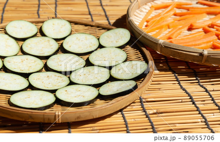 野菜の天日干し 茄子と人参を干して栄養素アップ ナスとニンジンの乾燥 野菜の天日干し 茄子と人参を干して栄養素アップ ナスとニンジンの乾燥 89055706