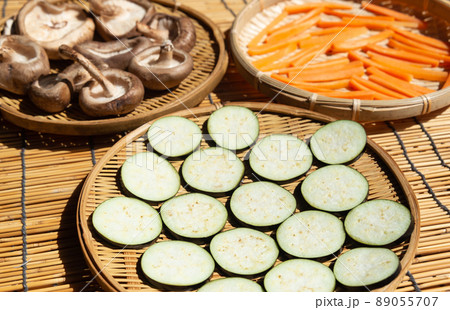 野菜の天日干し　茄子と人参としいたけを干して栄養価アップ　ニンジンと茄子とシイタケの乾燥　干し野菜 89055707