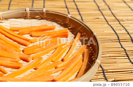 野菜の天日干し 人参を干して栄養価アップ にんじんの乾燥 野菜の天日干し 人参を干して栄養価アップ にんじんの乾燥 89055710