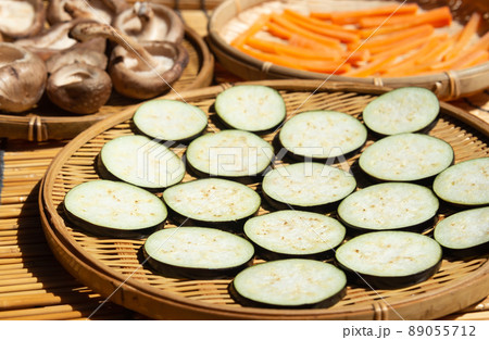 野菜の天日干し 茄子を干して栄養価アップ にんじんと茄子とシイタケの乾燥 干し野菜 乾燥野菜を作る 野菜の天日干し 茄子を干して栄養価アップ にんじんと茄子とシイタケの乾燥 干し野菜 乾燥野菜を作る 89055712