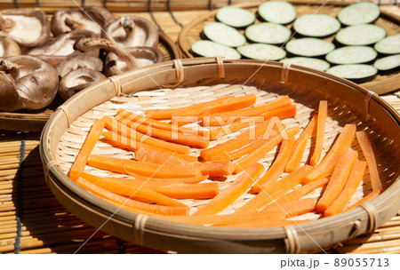 野菜の天日干し 自家製干し野菜 人参を干して栄養素アップ ニンジンと茄子とシイタケの乾燥 干し野菜 野菜の天日干し 自家製干し野菜 人参を干して栄養素アップ ニンジンと茄子とシイタケの乾燥 干し野菜 89055713